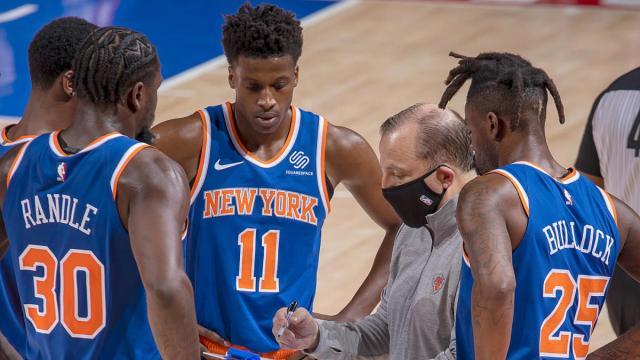 Tom-Thibodeau-Knicks-huddle.jpg