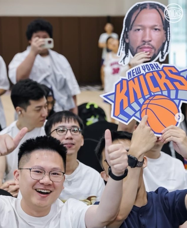 乐鱼官方网站-联动上了！尼克斯晒在沪球迷线下观赛照：从上海到纽约 都是冠军